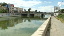 Почему в Астрахани позеленели каналы