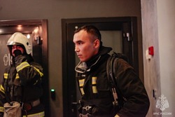 В Астрахани пожарный спас девушку из заблокированной машины