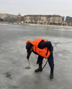 Астраханцам запретили выходить на лёд городских водоёмов
