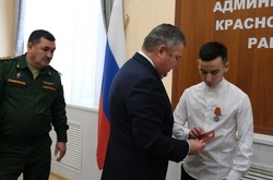 Астраханского бойца СВО наградили медалью Жукова