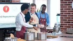 Ректор АГУ провёл кулинарный мастер-класс для иностранных студентов