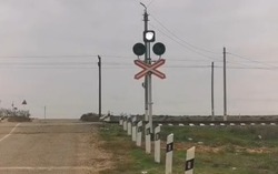 На астраханских переездах установили новые бело-лунные секции светофоров