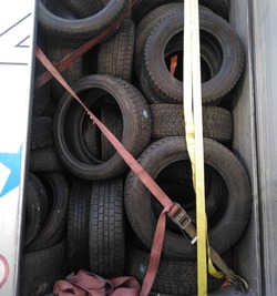 Астраханские таможенники задержали 30 тонн опасных шин