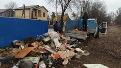 В Астрахани снова выбросили мусор возле контейнерной площадки