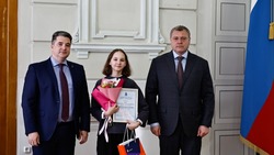 Губернатор Игорь Бабушкин наградил молодых астраханских исследователей