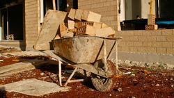 Астраханская пенсионерка пожаловалась на кражу 2,5 тысячи кирпичей