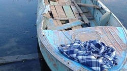 В Астраханской области при столкновении лодки с неизвестным предметом пострадали двое мужчин