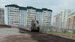 В Астрахани благоустраивают ведущую к школе дорогу