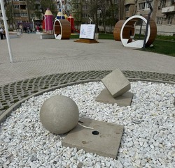 Вандалы разгромили фонтан в парке Знаний в Астрахани