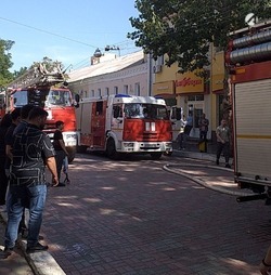 В Астрахани на улице Кирова горит здание