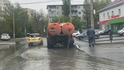 Астраханские коммунальщики устраняют последствия непогоды