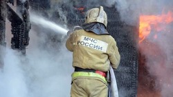 В Астраханской области горели сразу две хозяйственные постройки