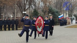 В Астрахани состоялась церемония возложения венков к Вечному огню