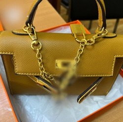 В Астрахани расследуют продажу поддельных женских сумок