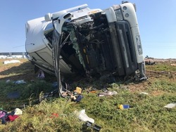 В Астраханской области водитель грузовика не справился с управлением и погиб
