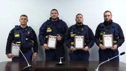 Астраханских пожарных наградили за спасение детей 