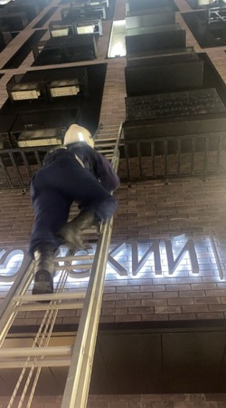 В Астрахани мужчина застрял на балконе