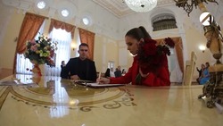 В День народного единства в Астрахани поженились семь пар