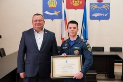 Игорь Мартынов наградил астраханских волонтёров за помощь бойцам СВО