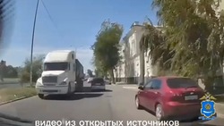 В Астрахани грузовик выехал на встречку на односторонней дороге