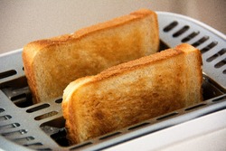 Россияне назвали тостер одной из самых бесполезных вещей в доме