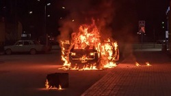 В Астрахани на парковке у гипермаркета сгорел автомобиль 