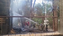 В Астрахани ликвидируют крупный пожар в нежилом доме 