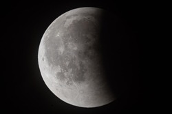 Астраханские фотографы запечатлели полное лунное затмение