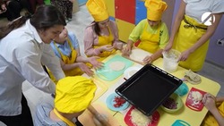В Астрахани детей с ментальными нарушениями учат готовить и шить