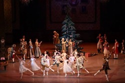 Семьям бойцов СВО в Астраханском театре оперы и балета показали «Щелкунчика»