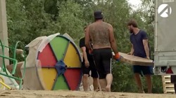 На астраханском городском пляже собирают детский игровой комплекс