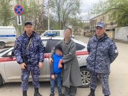 Астраханские росгвардейцы вернули матери потерявшегося мальчика