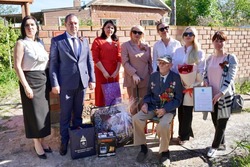 Астраханцы поздравили командира танка Т-34 с наступающим 9 Мая