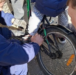 Астраханские спасатели спасли ногу юной велосипедистки