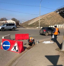 В Астрахани зачищают ливнёвки по улице Богдана Хмельницкого