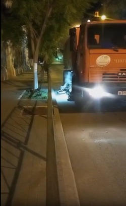 В праздники астраханские коммунальщики наводили в городе чистоту