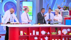 Астраханец научил Елену Малышеву правильно чистить воблу