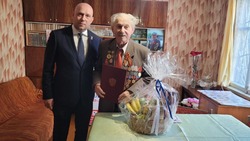 В Астрахани защитника Дороги жизни поздравили с Днём Победы