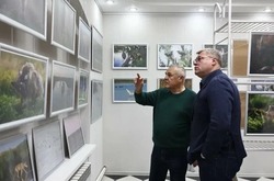 Глава Астраханской области посетил выставку фотографа Евгения Полонского