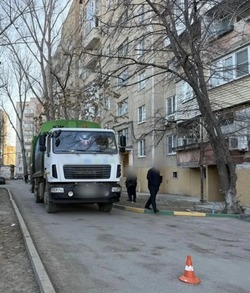 Астраханка погибла под колёсами КамАЗа во дворе дома