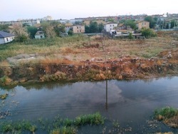 В Астрахани у многоквартирного дома образовался зловонный водоём
