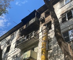 Жителям дома на Адмирала Нахимова помогают провести зачистку в сгоревших квартирах