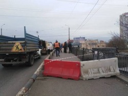 В Астрахани упало в воду ограждение Красного моста