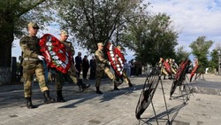 В Астрахани возложили венки к памятникам героям войны