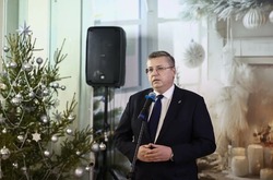 Вице-губернатор Астраханской области поздравил бойцов и медиков с Новым годом
