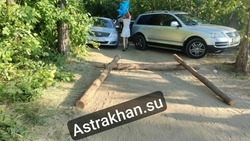 В Астрахани дорогу на пляж перекрыли брёвнами