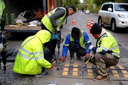 В Астрахани обустраивают пешеходные переходы рядом с образовательными учреждениями
