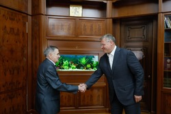 Астраханский губернатор поздравил однопартийца с 86-летием