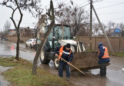 Коммунальщики приводят в порядок улицу Джона Рида в Астрахани