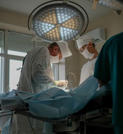 Астраханские врачи прооперировали женщину с редким заболеванием кишечника